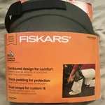 Fiskars Knee Pads Black 2 Pack Thick Padding Dual Straps Contoured 9430. Fixed Price $21.99.